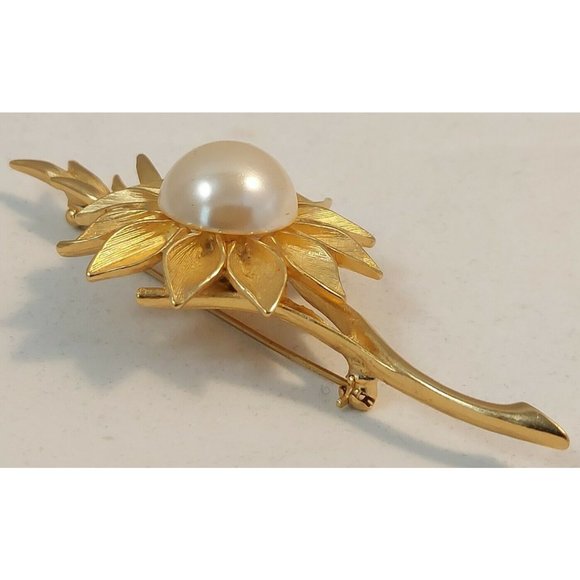 Vintage Ambras Fine Jewelry Co Large Faux Pearl Gold Tone Flower Pin Brooch - Picture 5 of 10